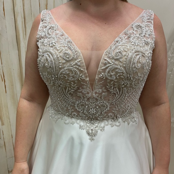 Gorgeous A-line wedding gown - Brand New! - Picture 4 of 4